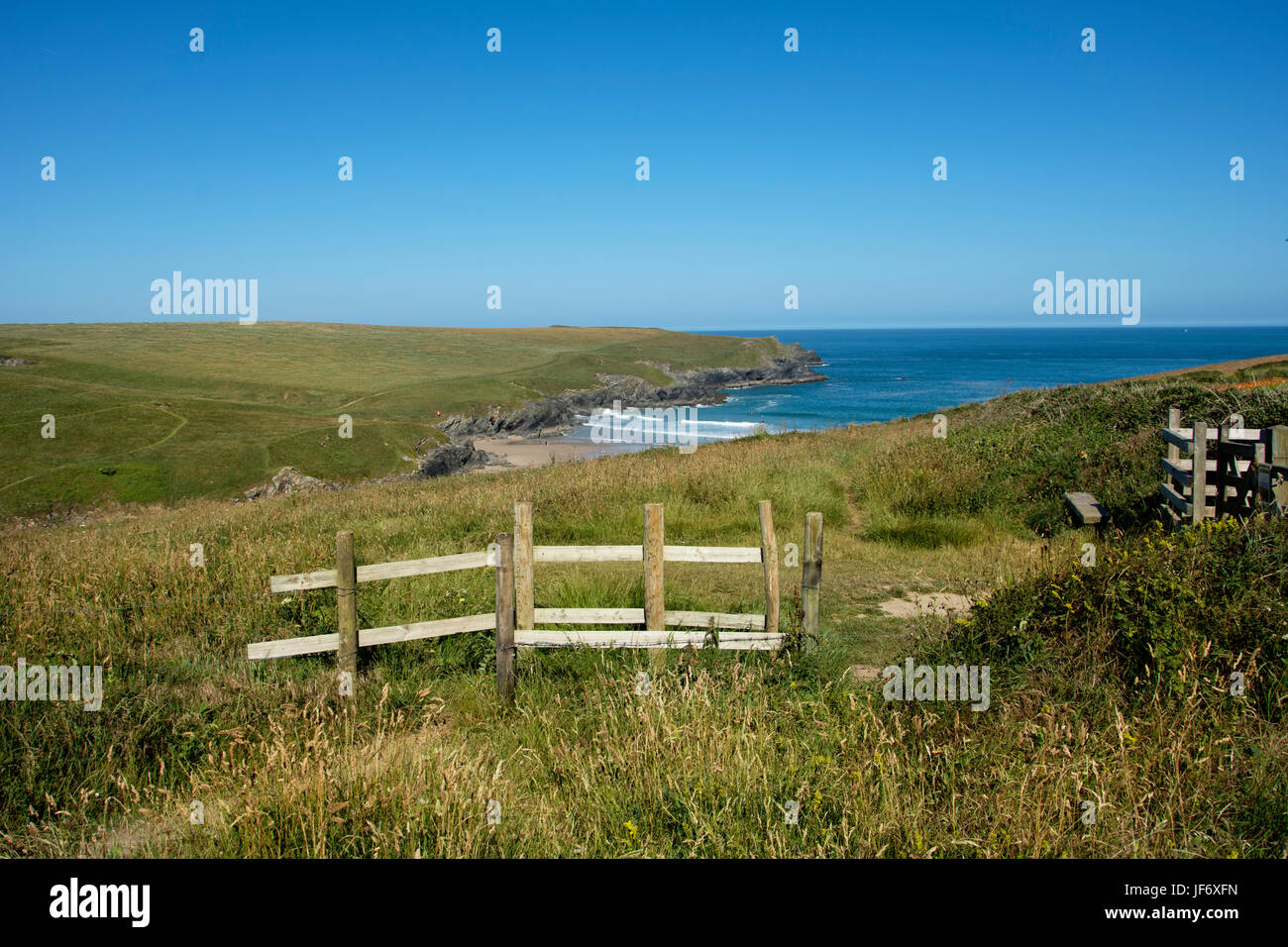 Mit Blick auf Polly Witz Bucht aka Porth Witz an der Westküste Cornwall auf der West Pentire Landzunge mit Blick auf den wunderschönen Sandstrand Stockfoto