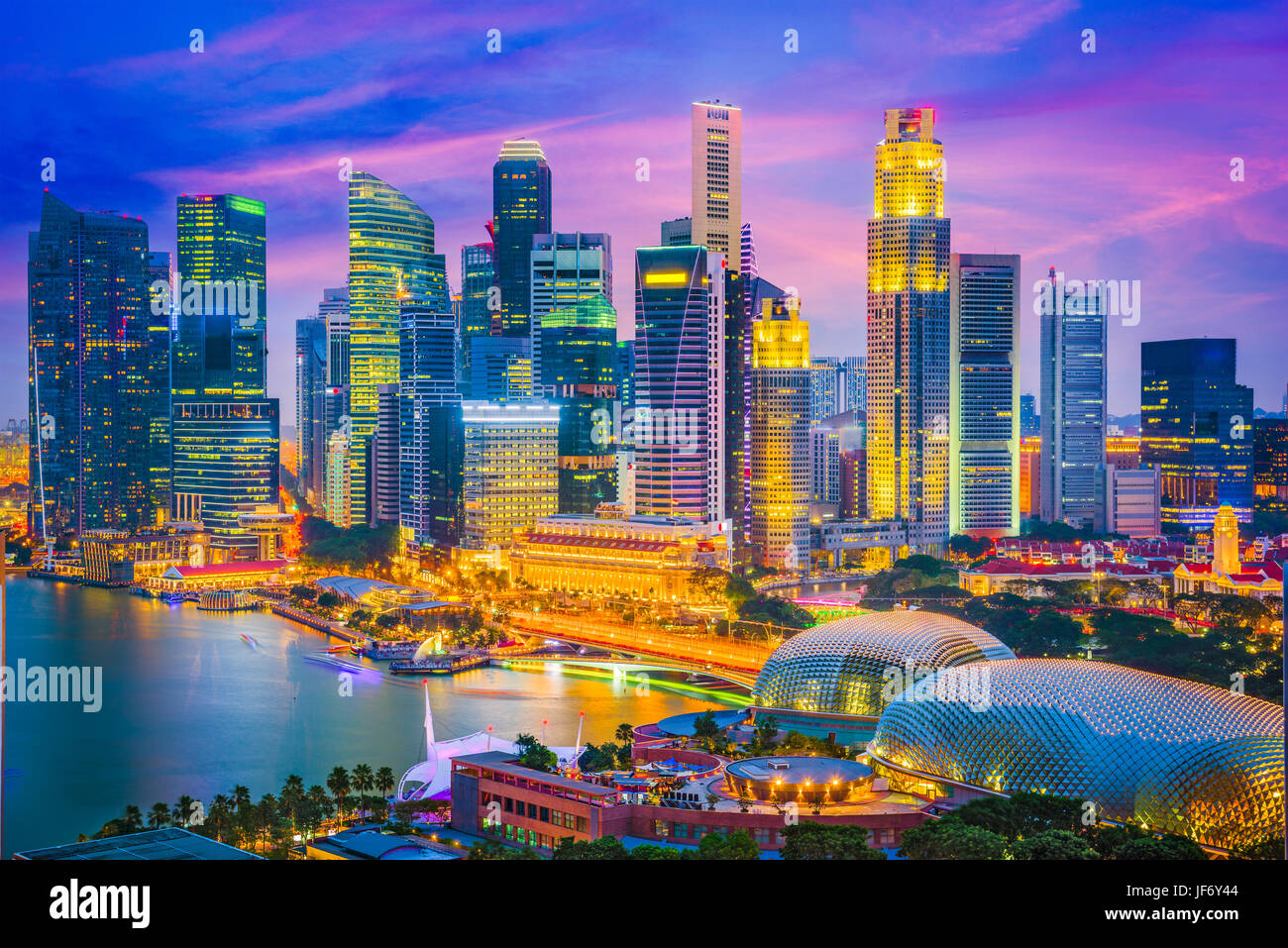 Skyline von Singapur in der Dämmerung. Stockfoto