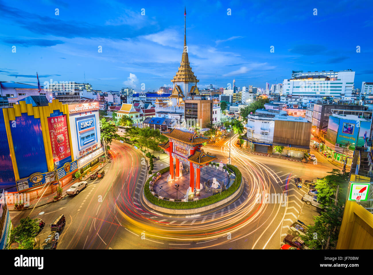 BANGKOK, THAILAND - 23. September 2015: Datenverkehr durchläuft Chinatown im Odeon Kreisverkehr. Der Kreisverkehr markiert ein Ende von Chinatown. Stockfoto