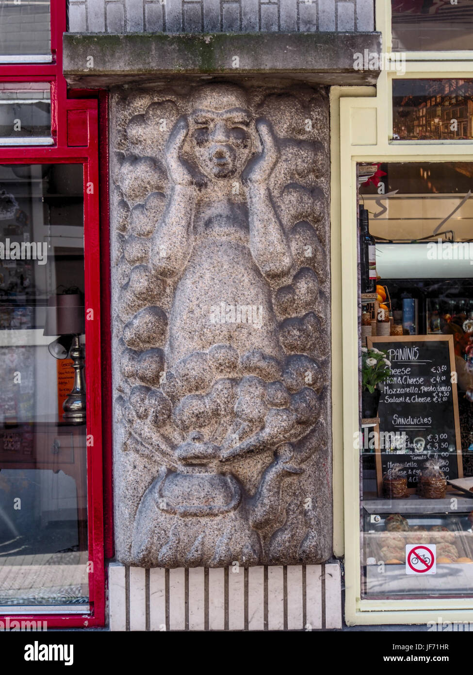 Beeld Tür Jan Trapman Genaamd Energie, Stoomwolk Uit Ketel in de Vorm van Een Mann (2), Nieuwe Hoogstraat 12-16 Stockfoto