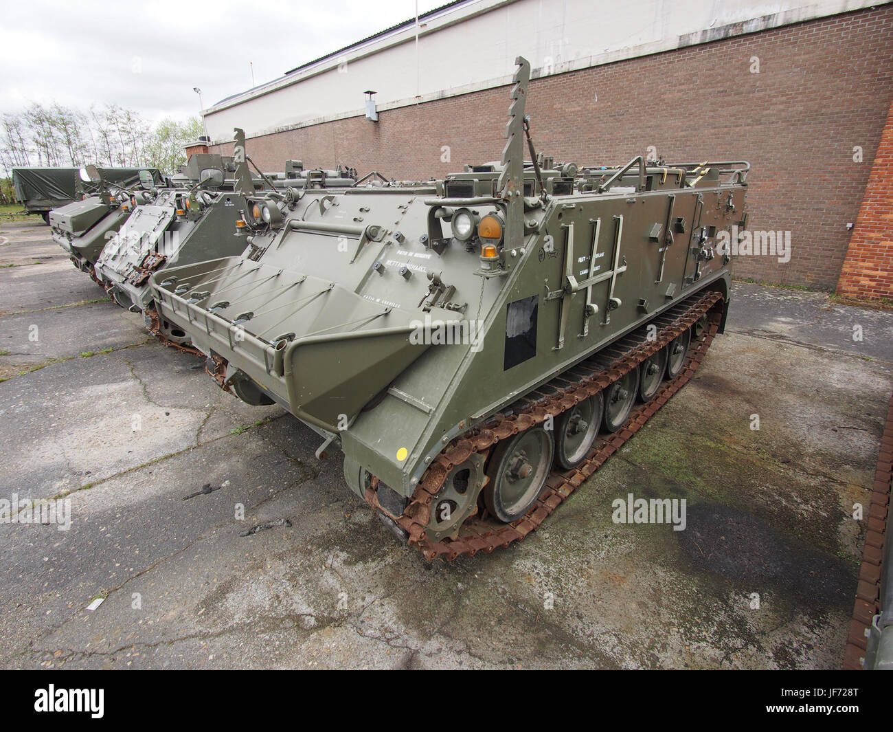 Die M113 ist ein ikonischer Panzerträger (APC), der im Museum der Schussfeuerartillerie in Brasschaat, Belgien, ausgestellt ist. Seit den 1960er Jahren wurde es von verschiedenen Militärs genutzt und diente als vielseitiges Truppentransport- und Kampffahrzeug. Stockfoto