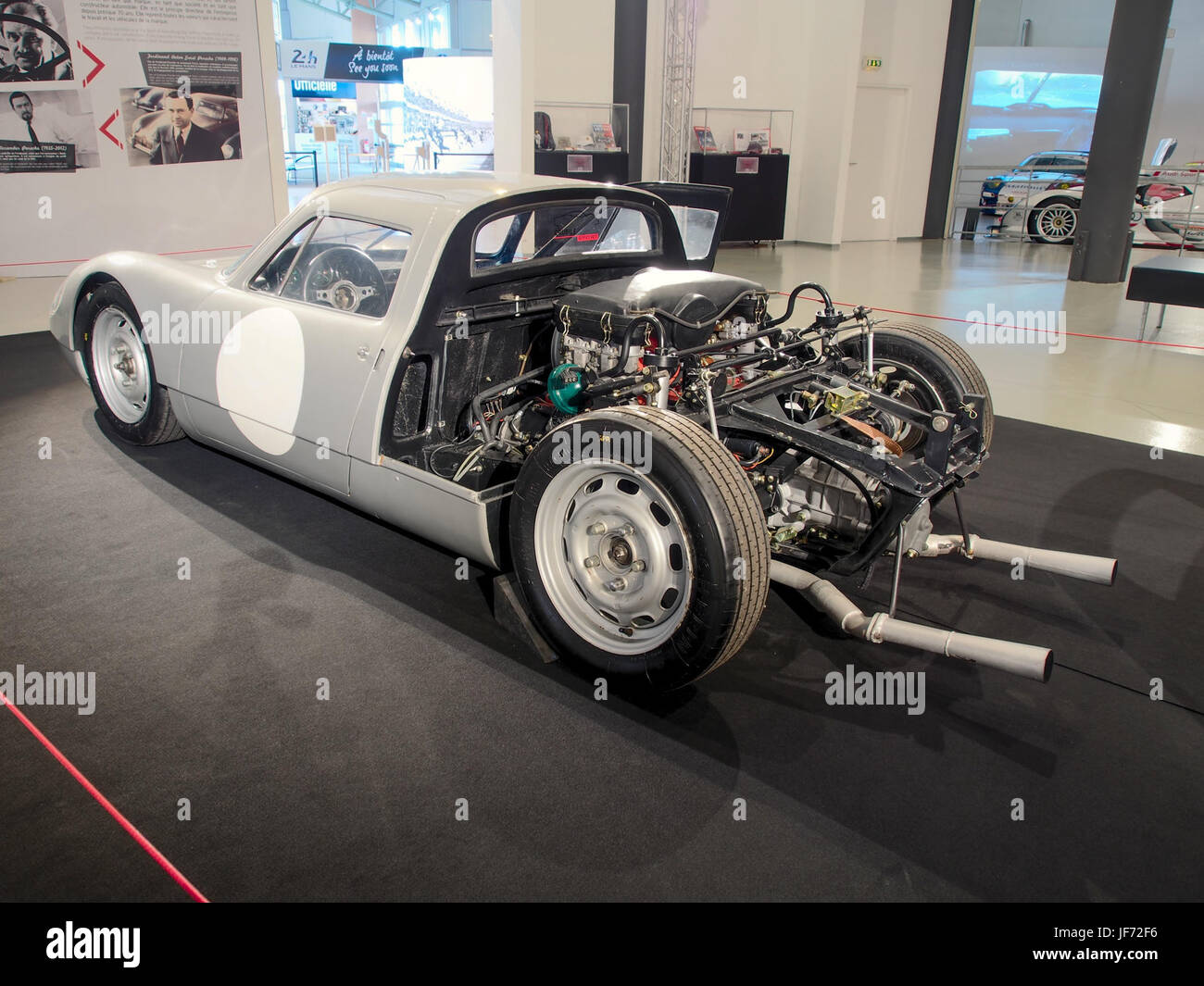 Der Porsche 904 4GTS von 1964, ein klassischer Sportwagen mit 4-Zylinder-Motor, 160 PS und einer Höchstgeschwindigkeit von 253 km/h, unterstreicht die Tradition von Porsche in der Automobiltechnik. Stockfoto