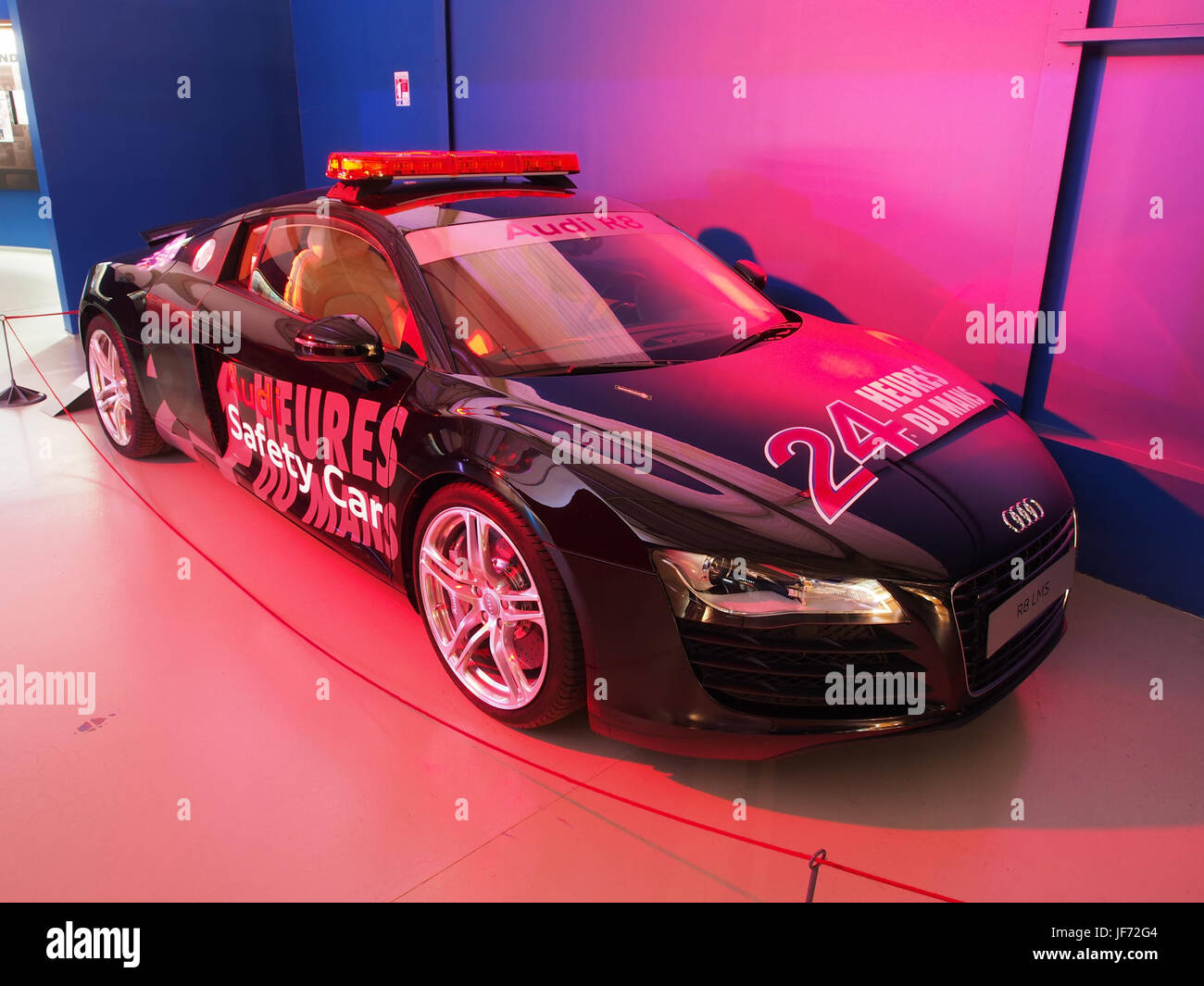 Der Audi R8, bekannt für sein schlankes Design und den leistungsstarken V10-Motor, diente als offizieller Sicherheitswagen für die 24 Stunden in Le Mans und zeigt das Engagement von Audi für Leistung und Sicherheit im Motorsport. Stockfoto