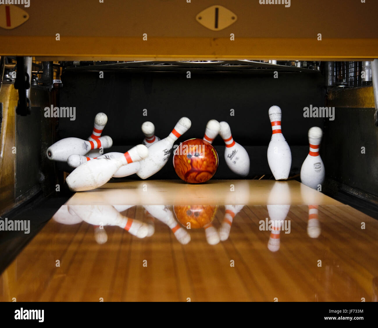 Bowling pins falling Fotos und Bildmaterial in hoher Auflösung Alamy