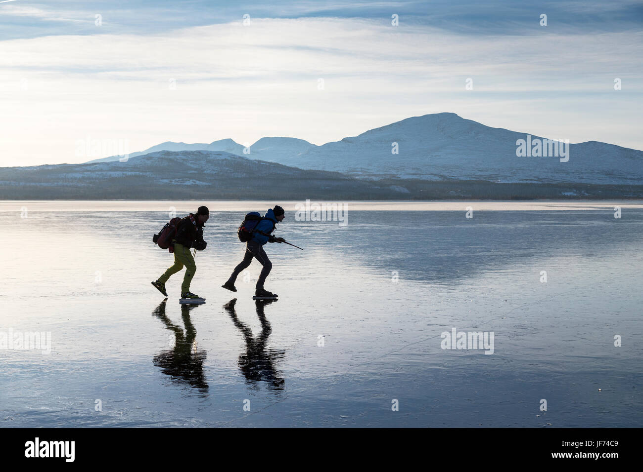 Zwei Menschen auf dem Eis bewegen Stockfoto