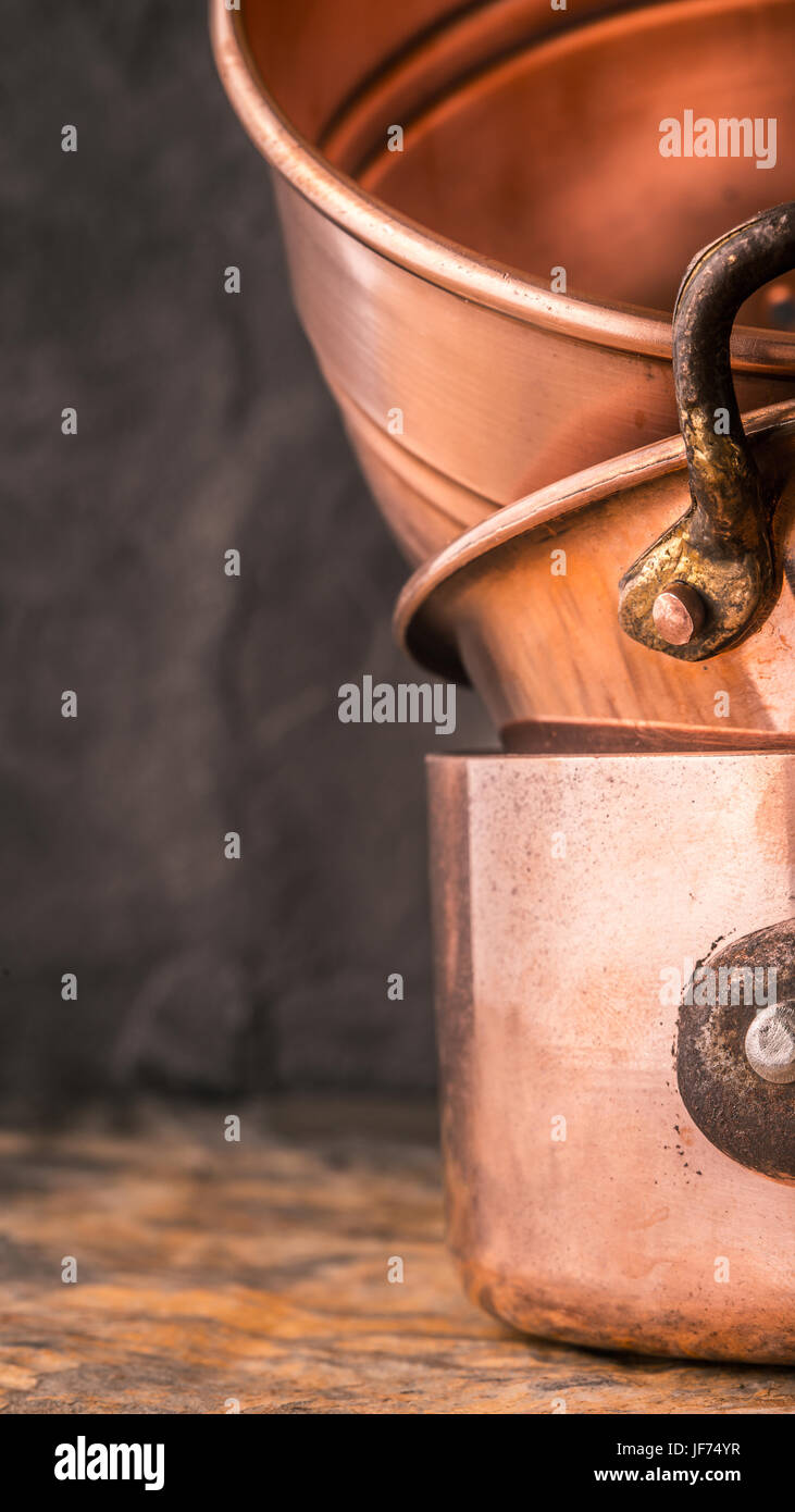 Kupfer Töpfe und Pfannen auf den Tisch aus Stein Stockfoto