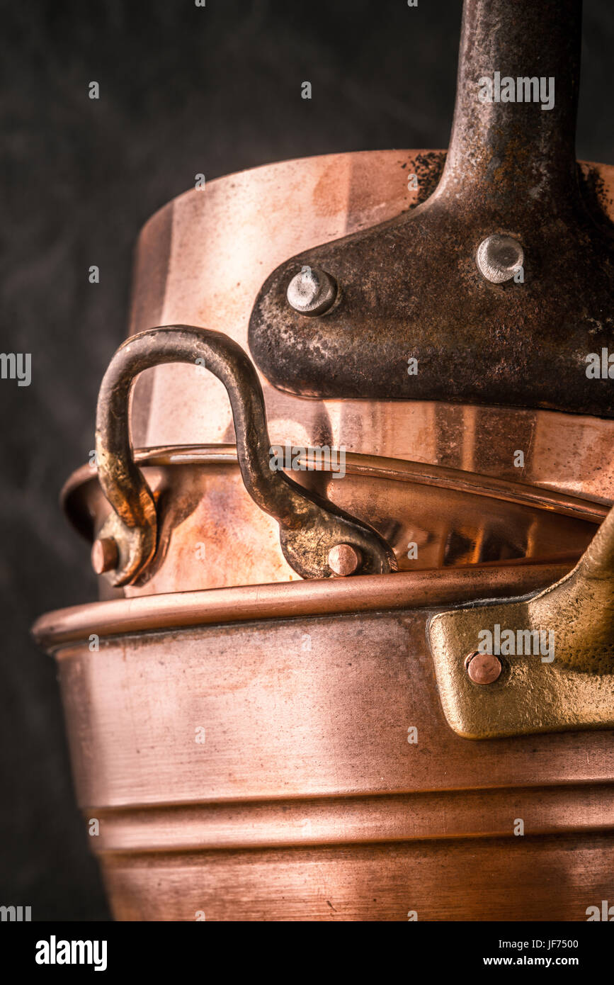 Satz von Kupfer Töpfe und Pfannen vertikale Stockfoto