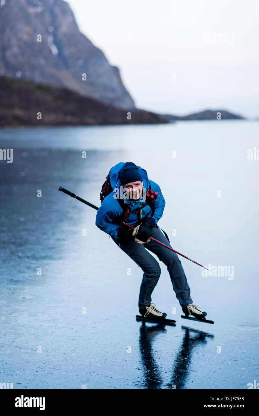 Porträt des Mannes Schlittschuhlaufen auf dem zugefrorenen See Stockfoto