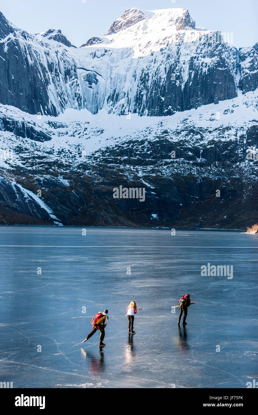 Freunde, Schlittschuhlaufen auf dem zugefrorenen See Stockfoto
