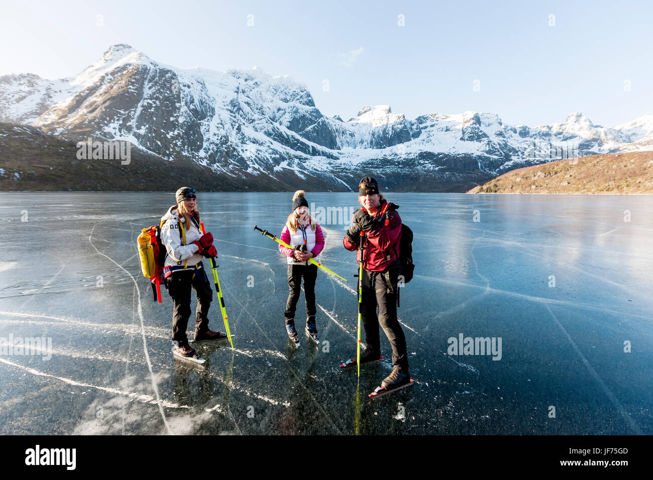 Porträt der Eisläufer auf dem zugefrorenen See Stockfoto