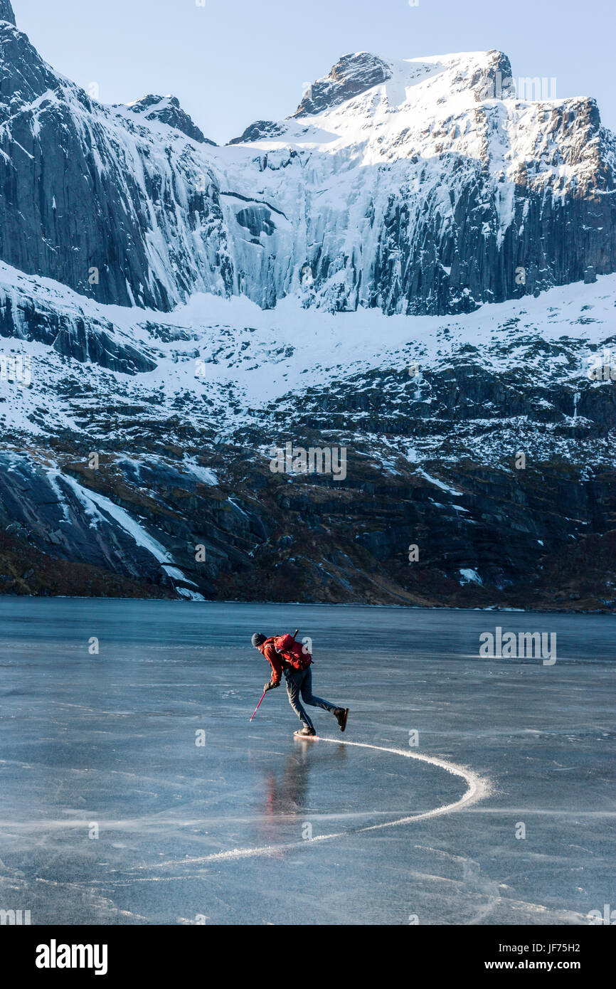 Mann, Schlittschuhlaufen auf dem zugefrorenen See Stockfoto