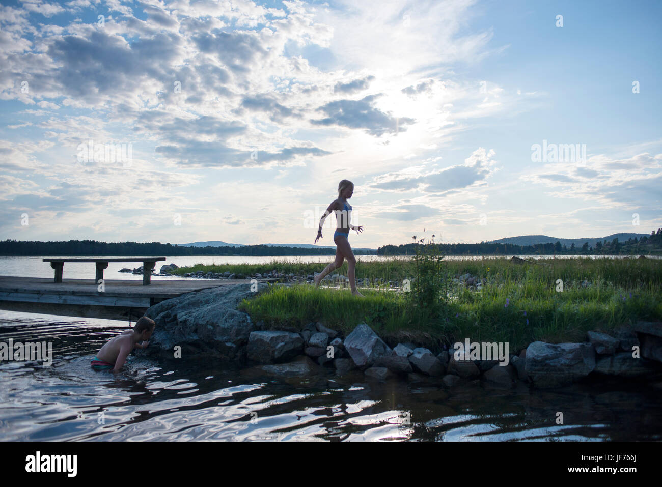 Jungen und Mädchen im See schwimmen Stockfoto