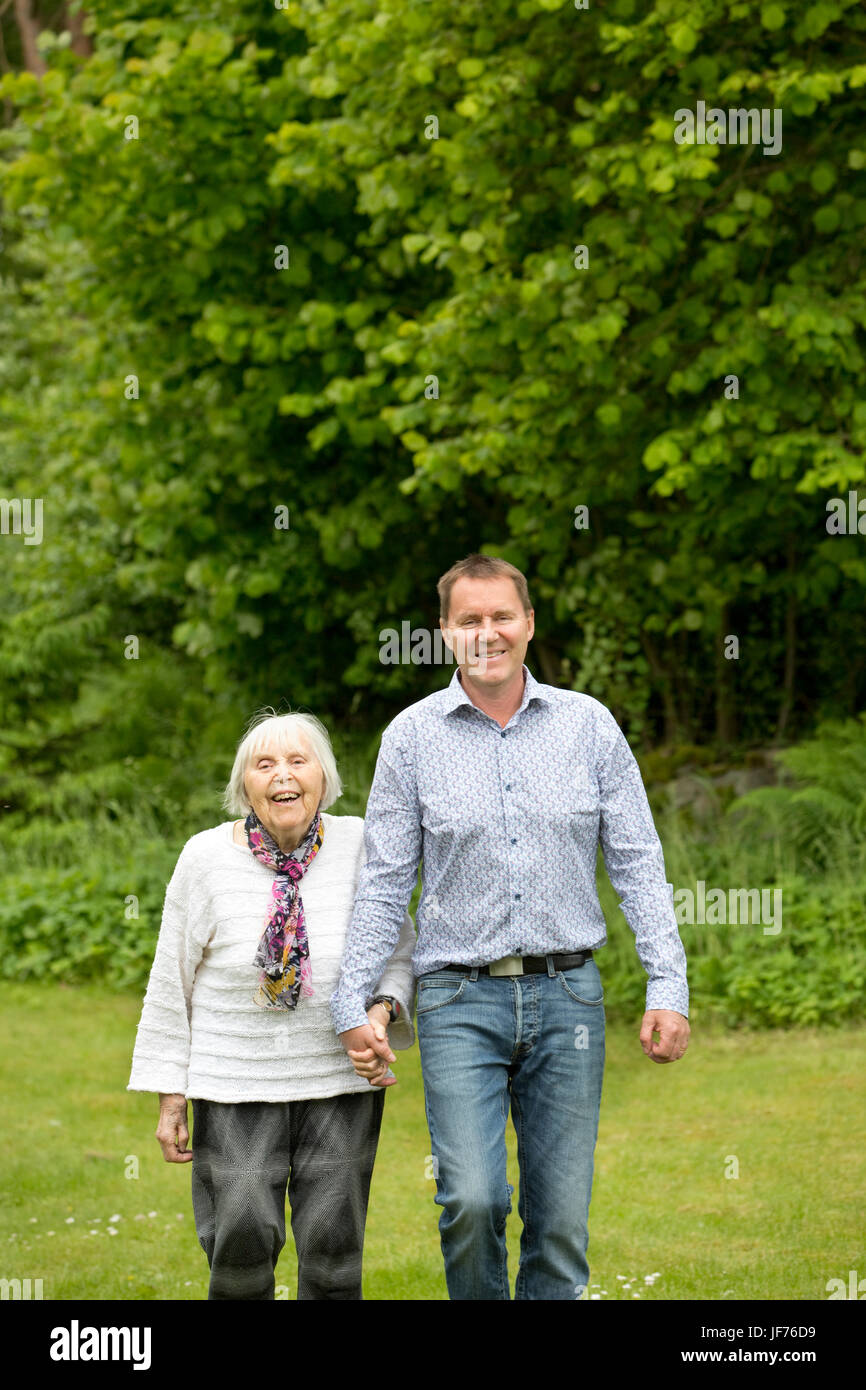 Mann mit senior Mutter im park Stockfoto