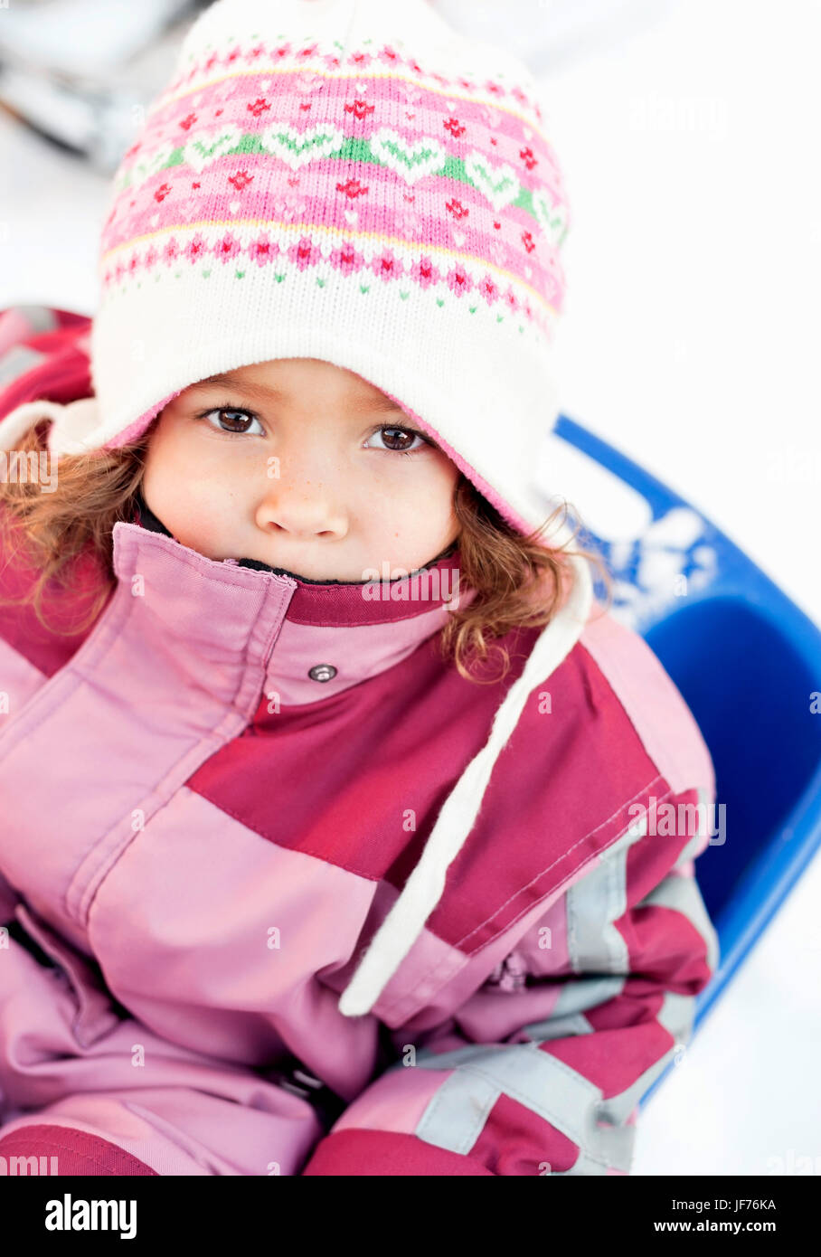 Porträt von kleinen Mädchen warme Kleidung zu tragen Stockfoto