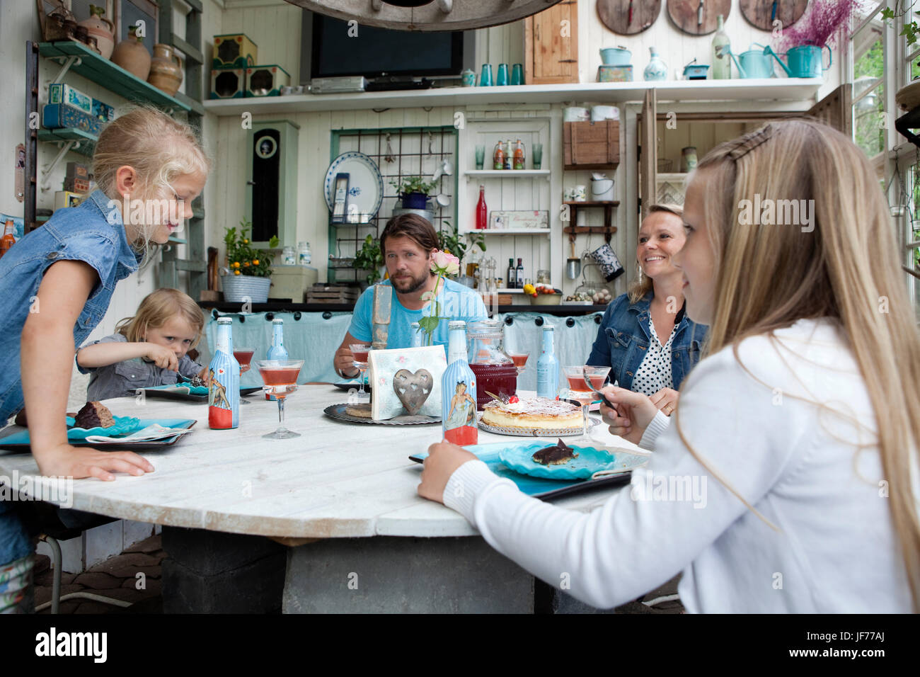 Familie mit drei Kindern Essen dessert Stockfoto