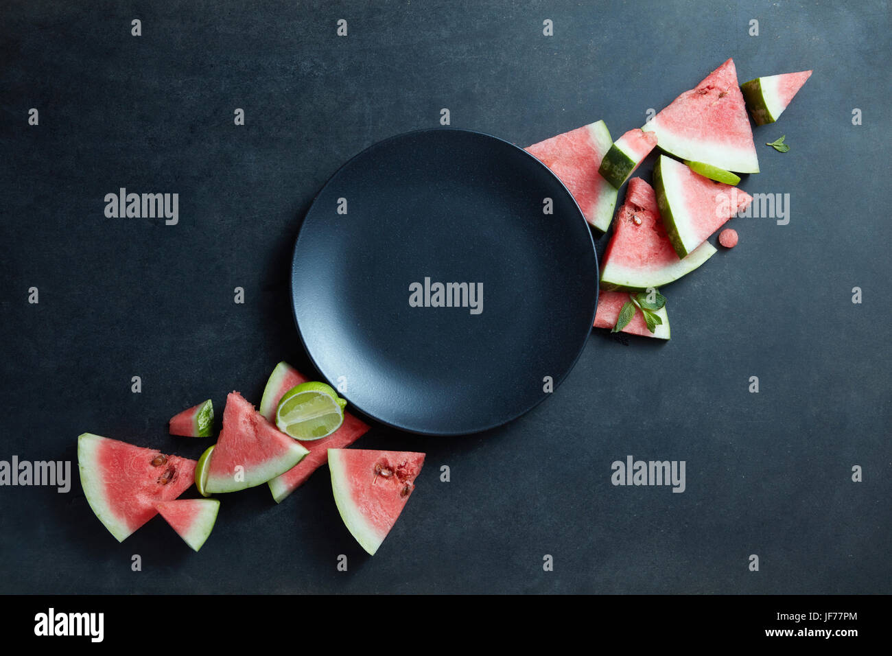 schwarze Platte und Scheiben frische Wassermelone Stockfoto