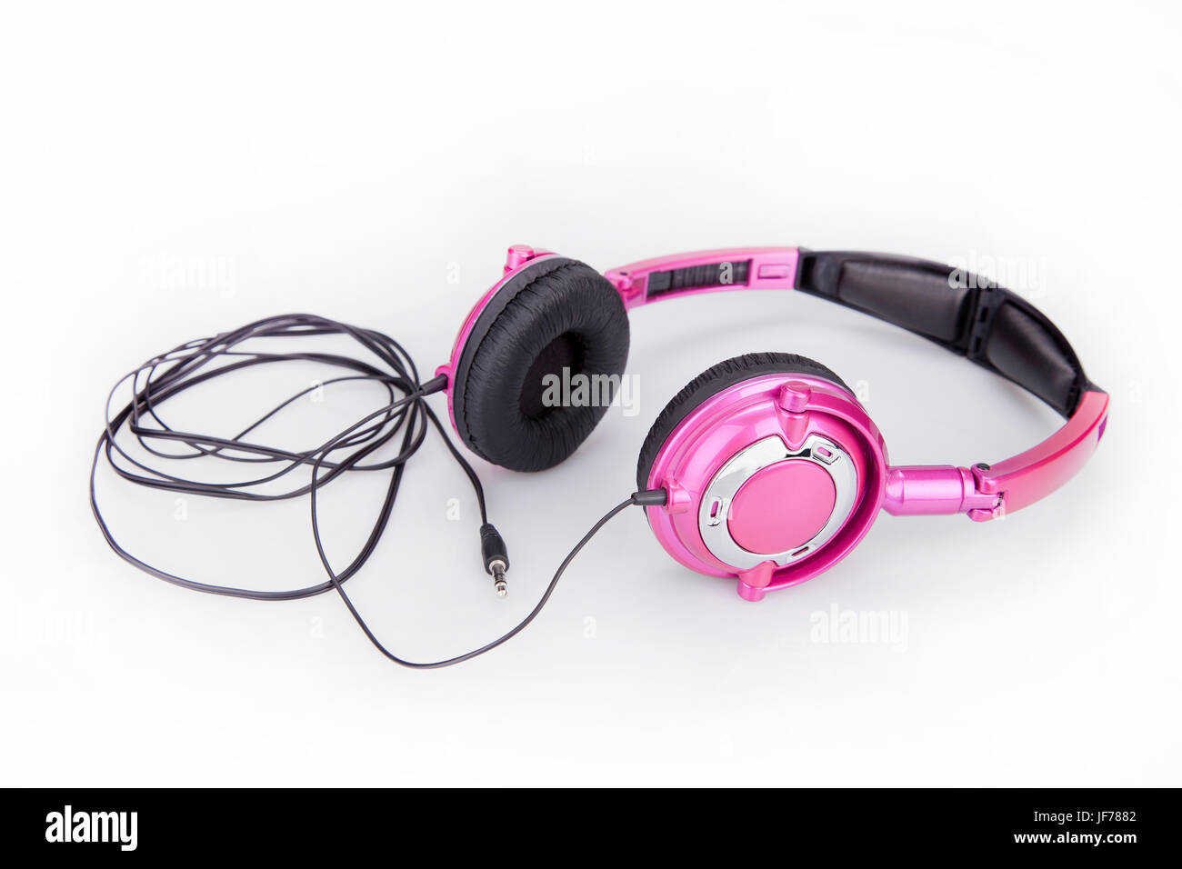 Hübsche rosa Kopfhörer auf einer weißen Fläche. Rosa Kopfhörer isoliert auf weißem Hintergrund. Stockfoto