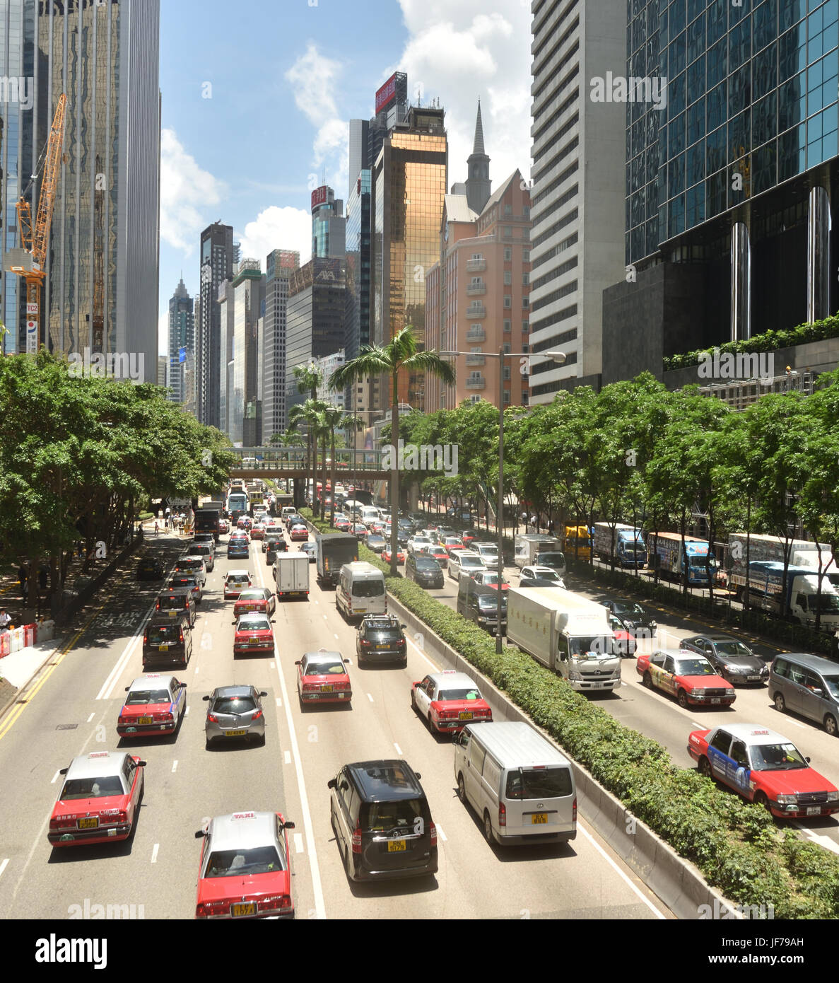 Schwerlastverkehr auf Harcourt Road, Wan Chai, Hong Kong. Stockfoto