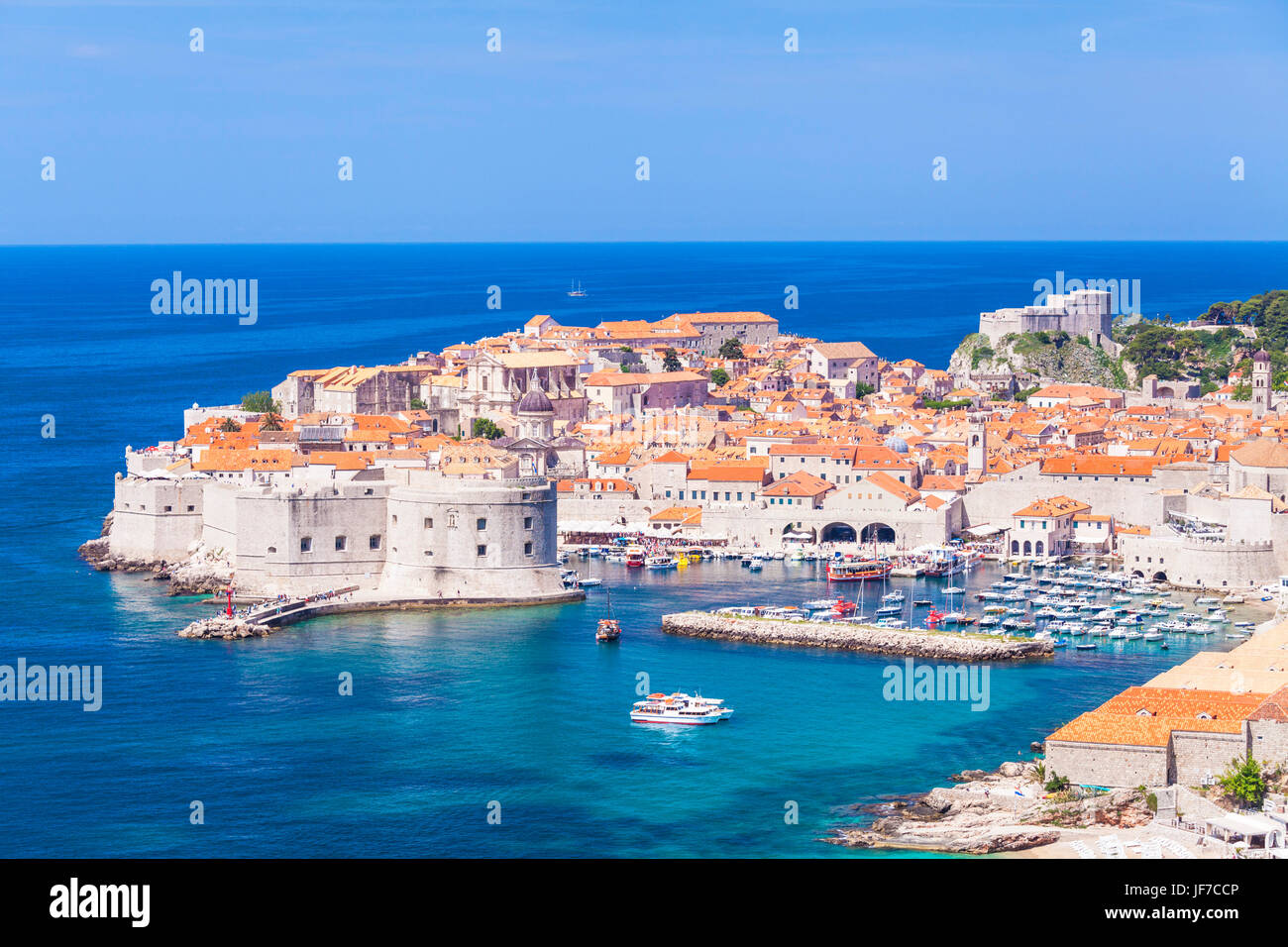 Kroatien Dubrovnik Kroatien dalmatinischen Küstenblick auf Dubrovnik Altstadt City walls, alten Hafen und der Hafen mit Booten Dubrovnik Kroatien Europa Stockfoto