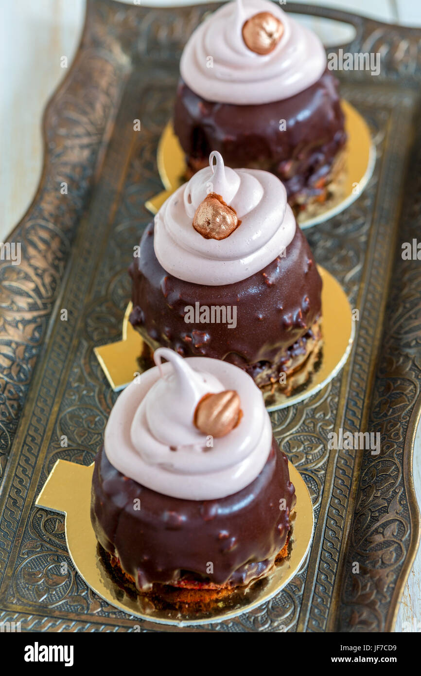 Cupcakes mit Schokolade Zuckerguss und Walnüsse. Stockfoto