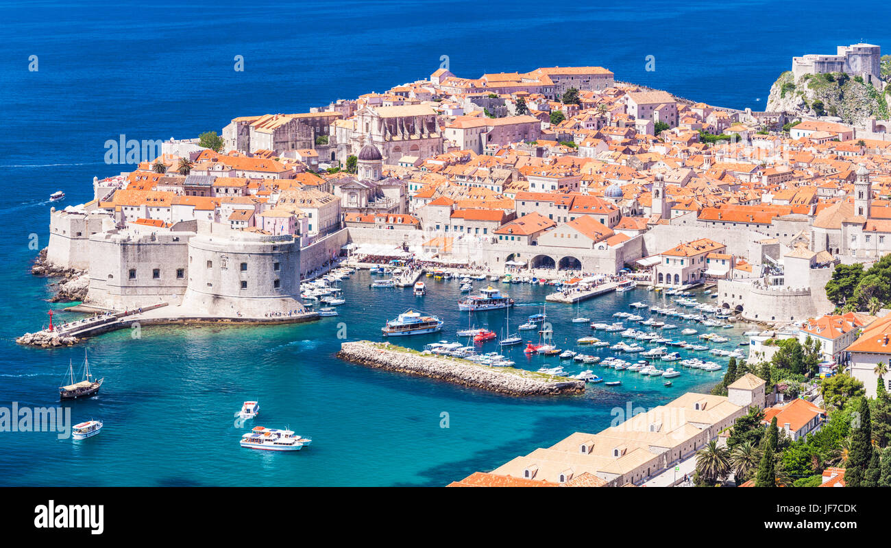 Kroatien Dubrovnik Kroatien dalmatinischen Küstenblick auf Dubrovnik Altstadt und Hafen mit Booten Dubrovnik Kroatien Europa Stockfoto