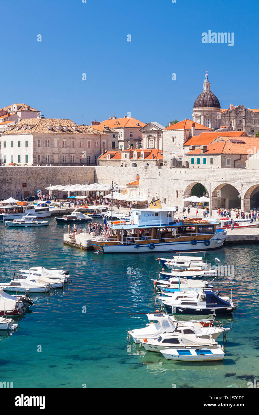 Kroatien Dubrovnik Kroatien dalmatinischen Küstenblick auf Dubrovnik alten städtischen alten Hafen Porporela Uferpromenade und Hafen mit Booten Dubrovnik Kroatien Europa Stockfoto