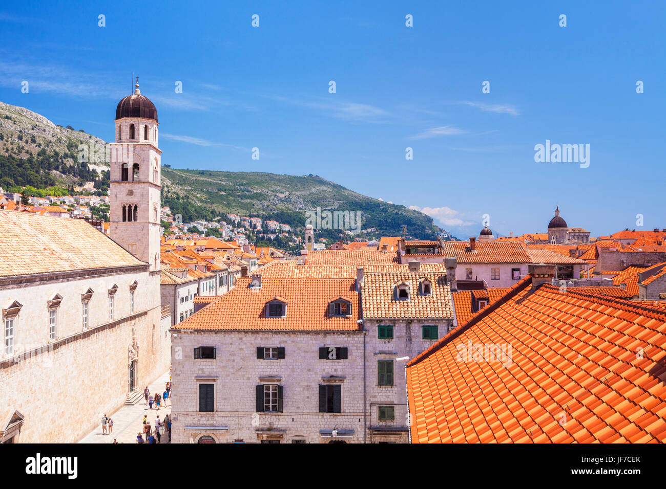 Kroatien-Dubrovnik-Kroatien-Dalmatien Dubrovnik alte Stadt Dubrovnik roten Ziegeln Dächer alte Häuser blauer Himmel Dubrovnik Altstadt Kroatien Europa Stockfoto