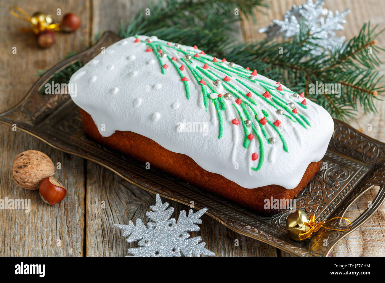 Mandel Kuchen mit Weihnachtsschmuck. Stockfoto