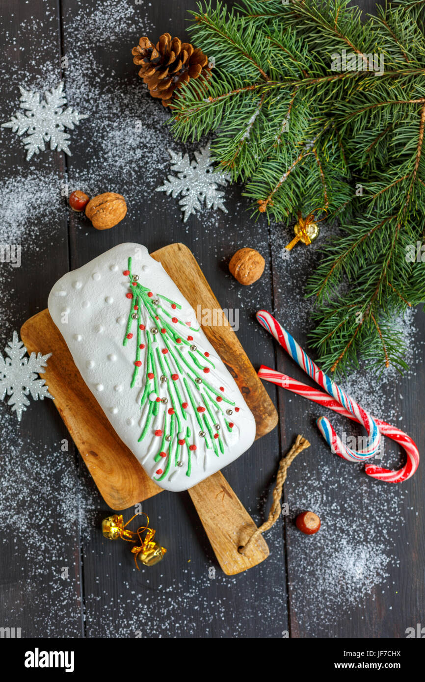 Weihnachten Kuchen, Süßigkeiten, Äste und Muttern. Stockfoto