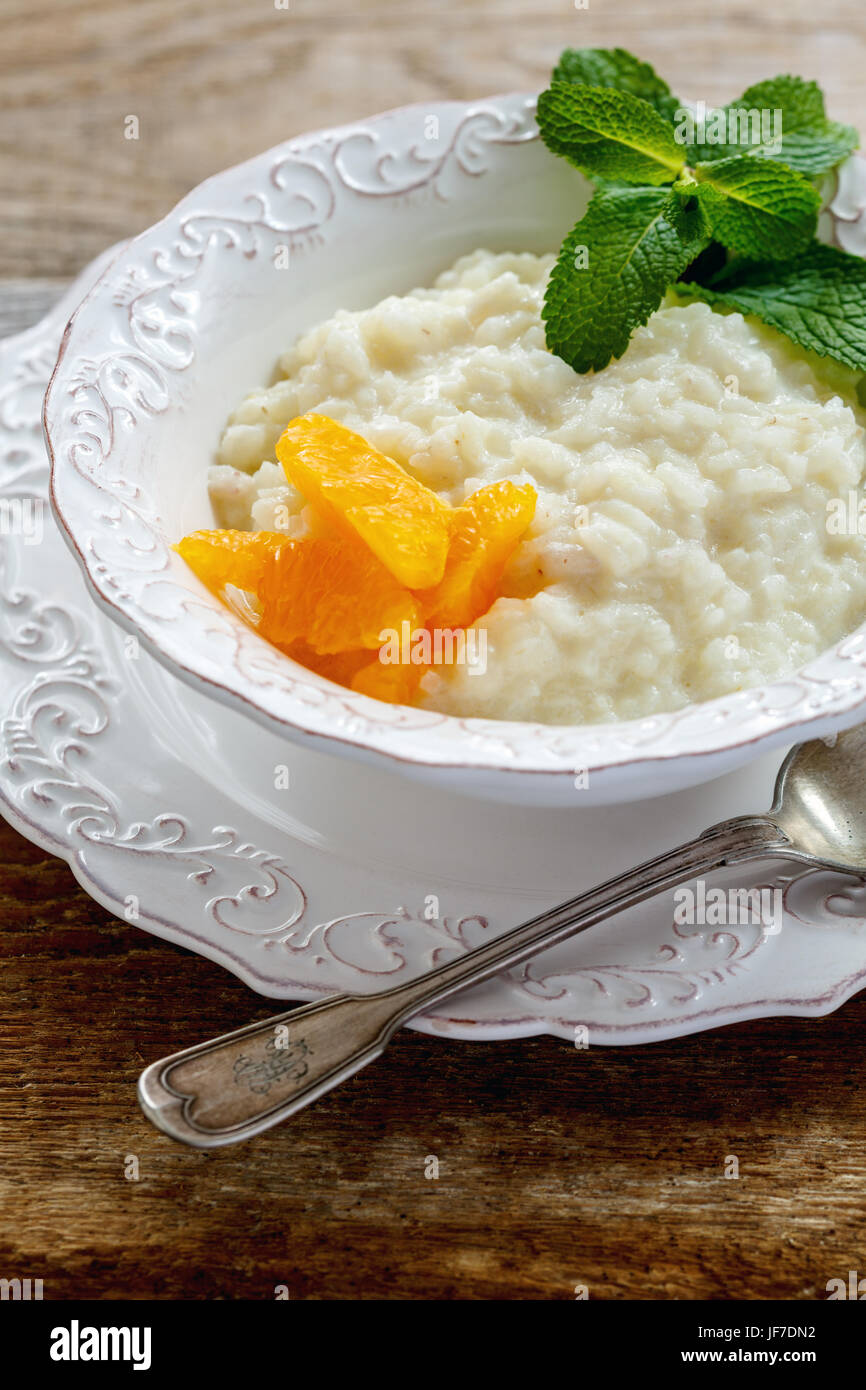 Reis Milch Brei mit Scheiben von Tangerine. Stockfoto