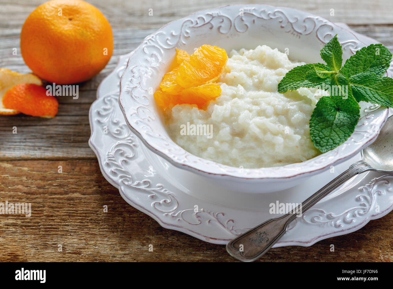 Reis Milch Brei mit Minze. Stockfoto