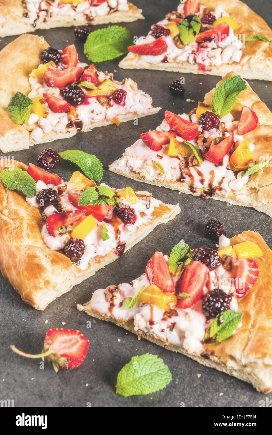 Sommer-Snacks. Essen für die Partei. Obst-Pizza mit Creme ...