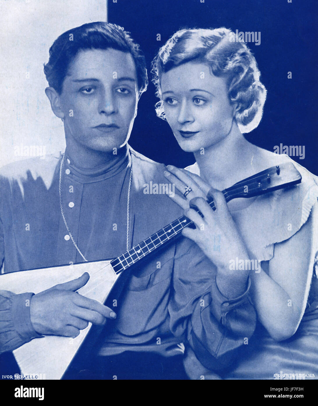 "Ich lebte mit Ihnen" geschrieben und gesungen von Ivor Novello spielt die Balalaika und Ursula Jeans (1906 – 1973). London-Produktion Prince Of Wales Theatre, 9. Mai 1932.   Walisische Sängerin, Komponist, Schauspieler 15. Januar 1893 – 6. März 1951 Stockfoto