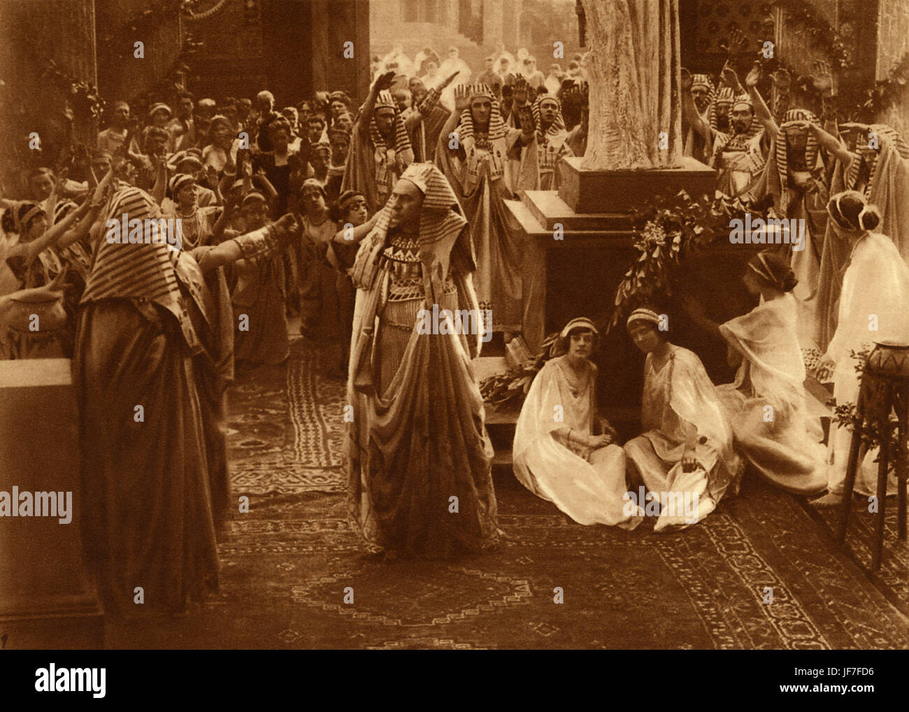 Letzten Tage von Pompeji, 1913. Im Tempel der Isis, italienischen Stummfilm basiert auf dem Roman "Die letzten Tage von Pompeji" (1834) von Edward Bulwer-Lytton. Englischer Schriftsteller, Dichter und Politiker, 25 Mai 1803 – 18. Januar 1873. Stockfoto