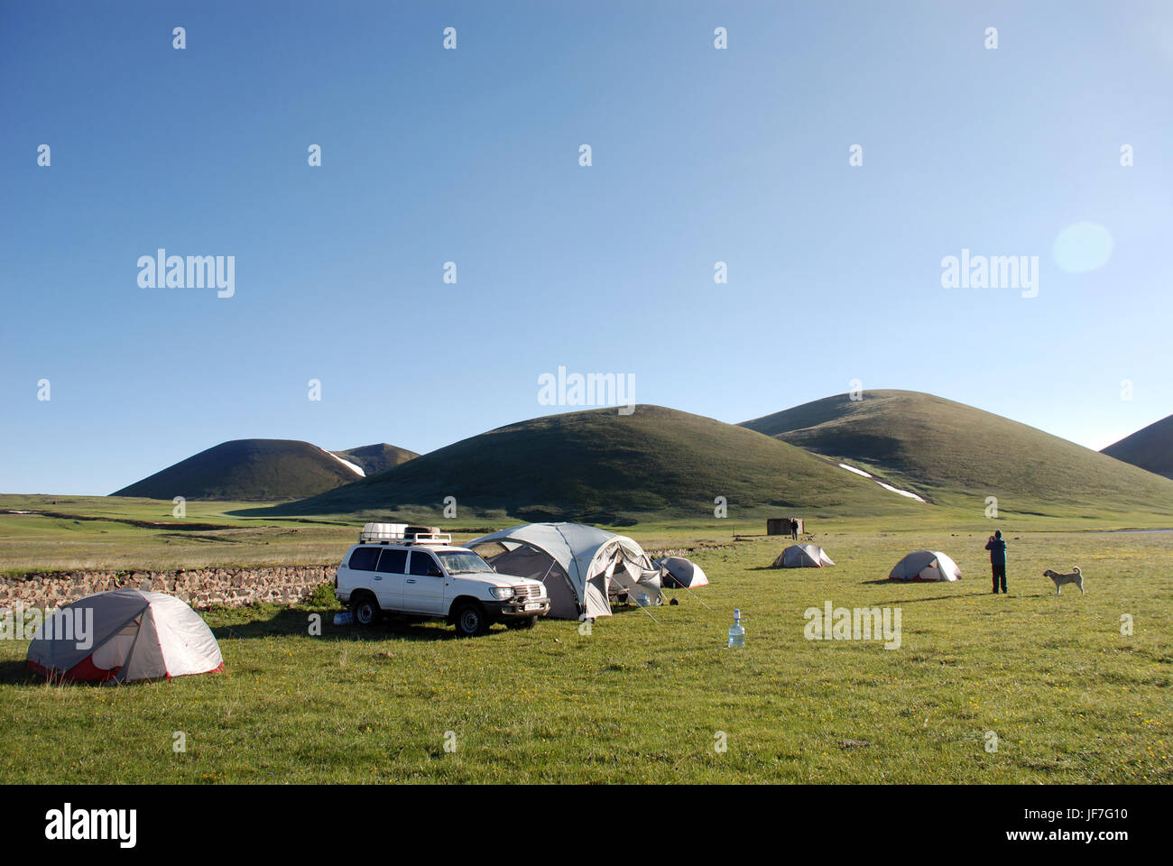 wildes Campen in die Geghama-Berge von Armenien Stockfoto