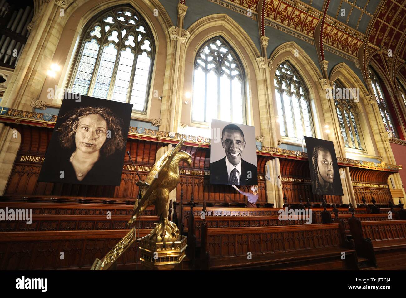 Letzte Anpassungen werden auf die erste Kunstausstellung in St. CuthbertÕs Chapel in Ushaw in Durham, sechs zwei Meter hohe Wandteppich Porträts von hyper-realistischen Amerikaners Chuck Close kuratiert werden. Stockfoto