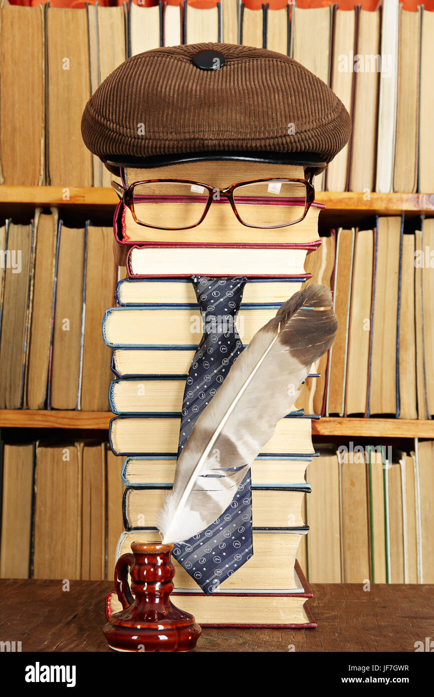Ungewöhnliche lustige Parodie. Lehrer mit Federkiel in Bibliothek Stockfoto