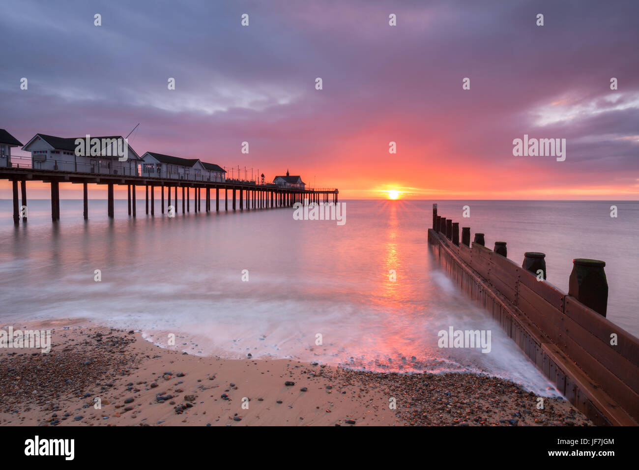 Southwold Pier bei Sonnenaufgang, Suffolk, UK Stockfoto