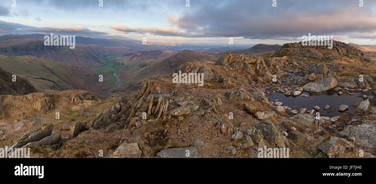 Blick nach unten Great Langdale aus Crinkle Crags. Seenplatte, UK Stockfoto
