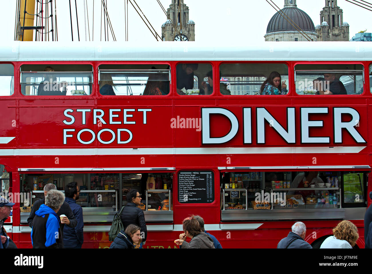 Alten roten Doppeldecker-Bus verwandelte sich in ein Outdoor-catering-Einheit Stockfoto