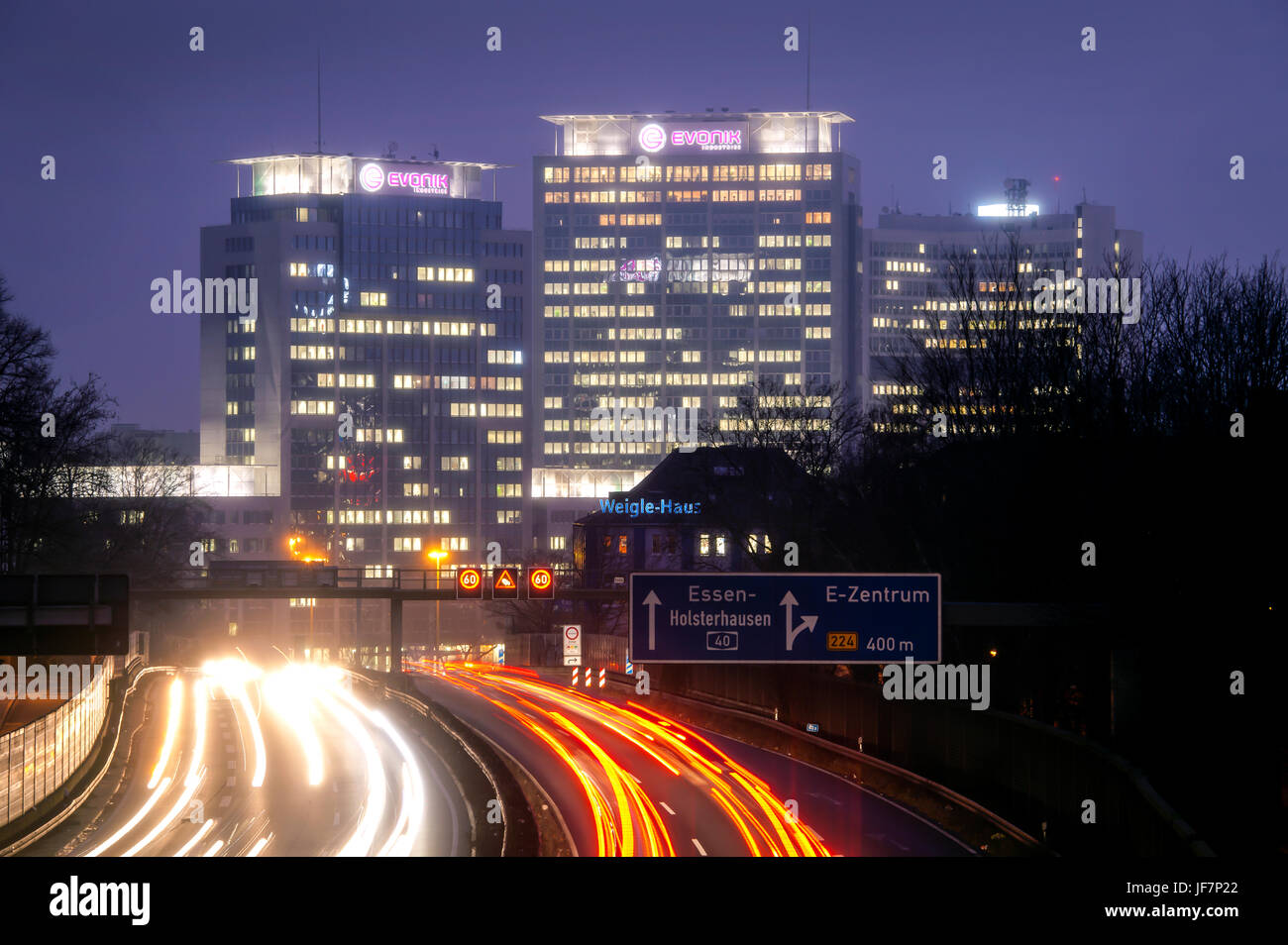 Essen-Stadt-Panorama mit der Autobahn A40 und den Gebäuden von Evonik, Essen, Nordrhein-Westfalen, Deutschland, Europa, Essener Stadtansicht Mit der Au Stockfoto