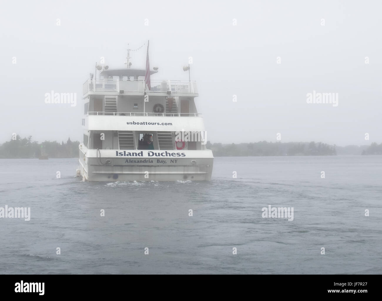 Alexandria Bay, New York, USA. 27. Juni 2017. In Strömen Regen und Nebel am St. Lawrence Seaway Boldt und Sänger Schlösser Tour Boot in Richtung einer Stockfoto