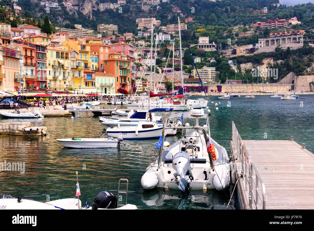 Nizza, Frankreich - 8. Juni 2016: Die beliebtes Ausflugsziel von Villefranche-Sur-Mer, in der Nähe von Nizza an der französischen Riviera.  Die Bucht ist natürlich tief daher Stockfoto