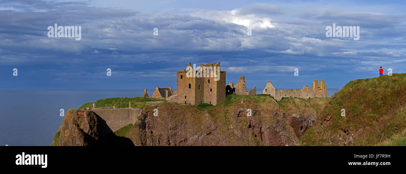 Touristen auf der Suche am Dunnottar Castle, zerstörten mittelalterlichen Festung in der Nähe von Stonehaven auf Klippe entlang der Nordsee Küste, Aberdeenshire, Schottland, UK Stockfoto