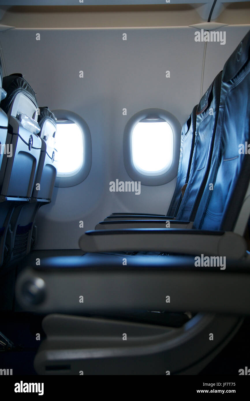 FRANKFURT, Deutschland - 20. Januar 2017: Flugzeug-Business-Class-Sitz und Fenster in Lufthansa-Airbus A320-Flugzeugen mit Blick auf Wolken Stockfoto