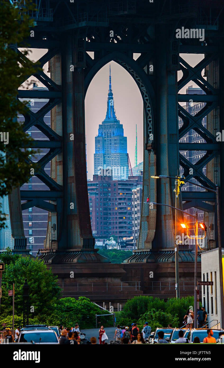 Blick über Manhattan Brücke zum Empire State Building aus Brooklyn DUMBO, New York City Stockfoto