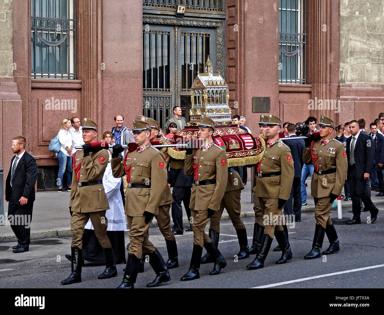 Eine Gruppe von Soldaten tragen St.-Stephans rechten Reliquiar in der gleichen Namens Prozession. Aufnahme in Budapest, Ungarn, 19. august 2015. Stockfoto