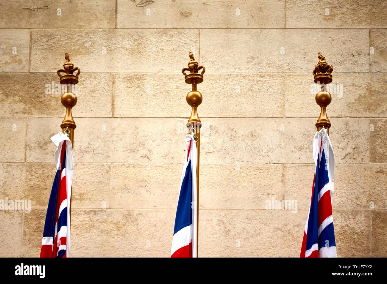 Die Spitzen der White Ensign, Anschluß-Markierungsfahne und Blue Ensign am Cenotaph in Whitehall in London Stockfoto