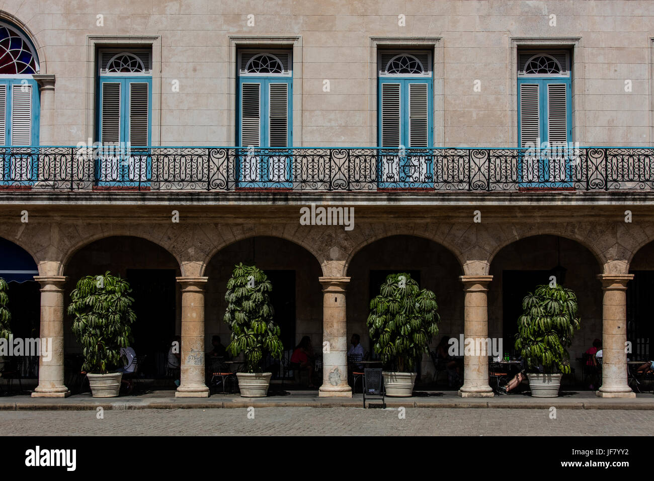 PALACIO DE LOS CONDES DE SANTOVENIA ziert eine Seite der PLAZA DE ARMAS in HABANA VIEJA - Havanna Kuba Stockfoto