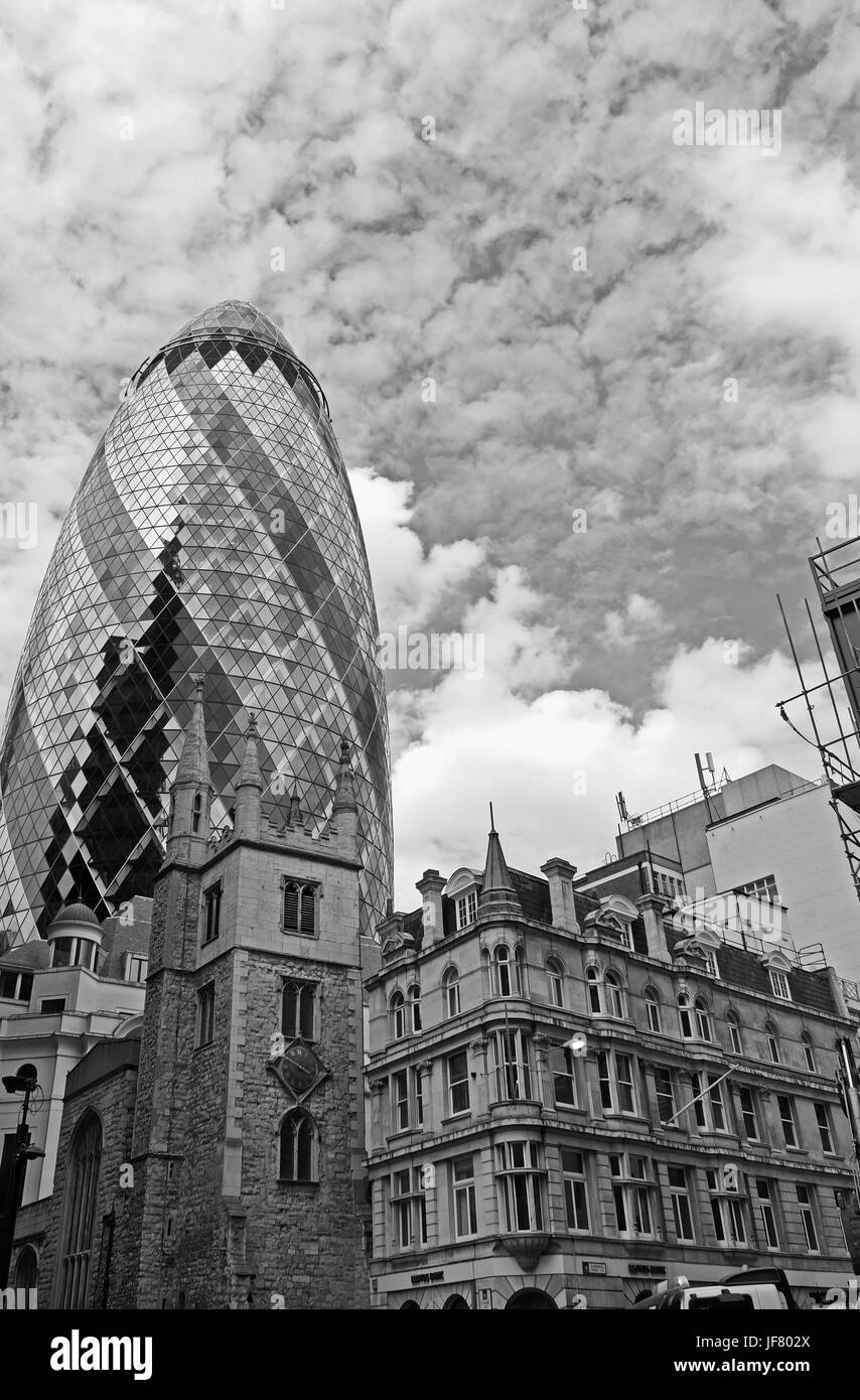 Die City of London Skyline im Finanzsektor zeigen The Gherkin Stockfoto